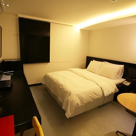 Spring 21 Hotel Sinchon Seoel Buitenkant foto