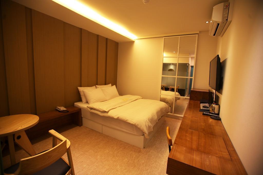 Spring 21 Hotel Sinchon Seoel Buitenkant foto