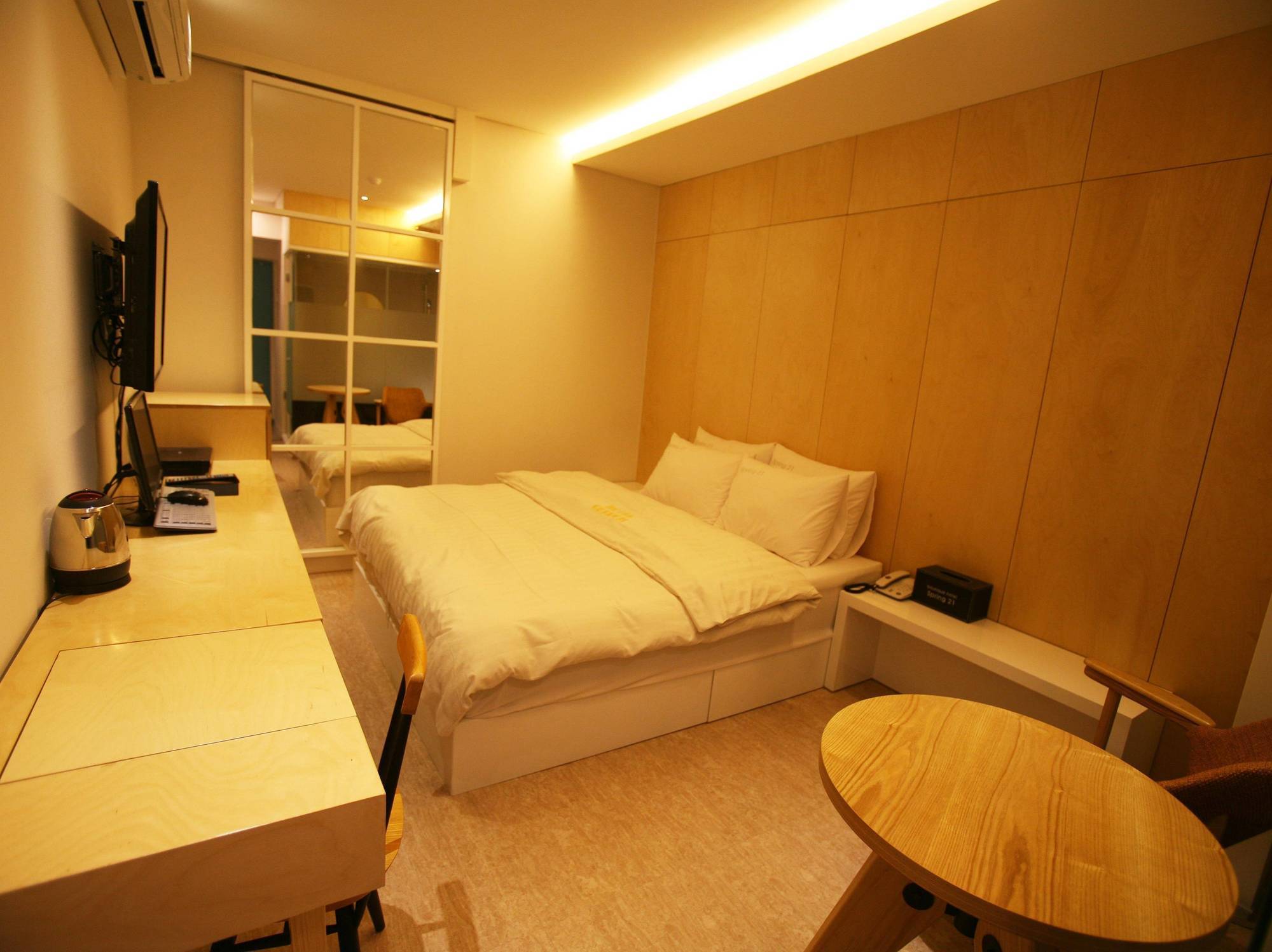 Spring 21 Hotel Sinchon Seoel Buitenkant foto